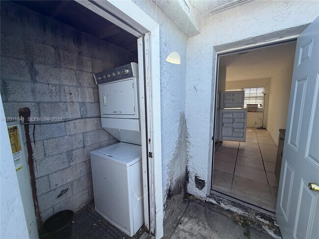 Building Photo - 1041 NW 7th Ct