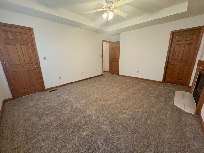 Building Photo - 2047 Parkside Dr