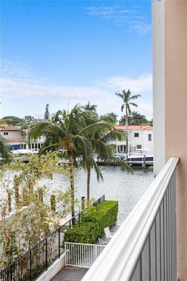 Building Photo - 9440 W Bay Harbor Dr