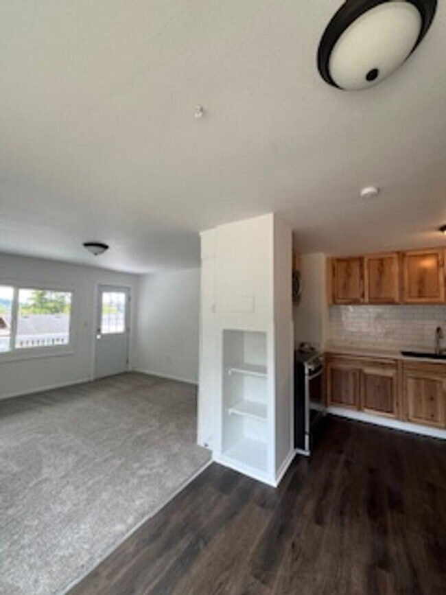 Building Photo - Elm Duplex