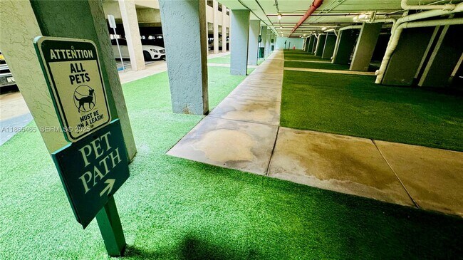 Building Photo - 540 Brickell Key Dr