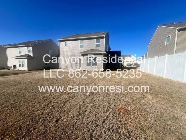 Building Photo - Beautiful 3 Bedroom 2.5 bath in well sough...