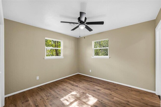 Building Photo - 703 SE Sullivan Dr