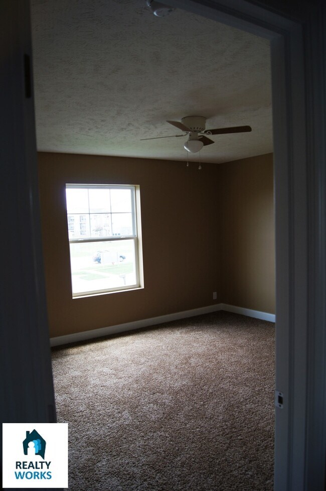 Building Photo - 3 Bedroom Town House in North Lincoln!