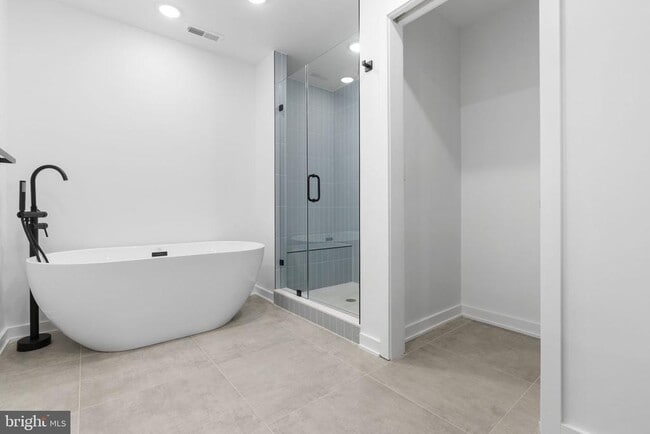 Building Photo - 1602 Locust St