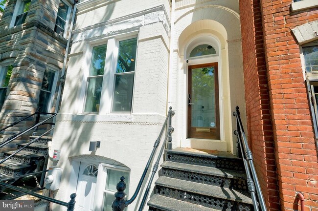Building Photo - 1214 Linden Pl NE