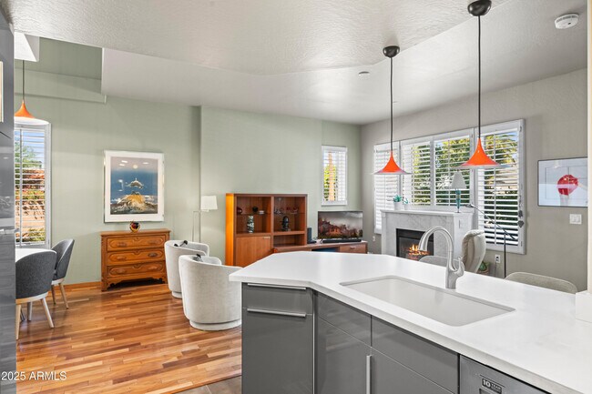 Building Photo - 17 W Vernon Ave