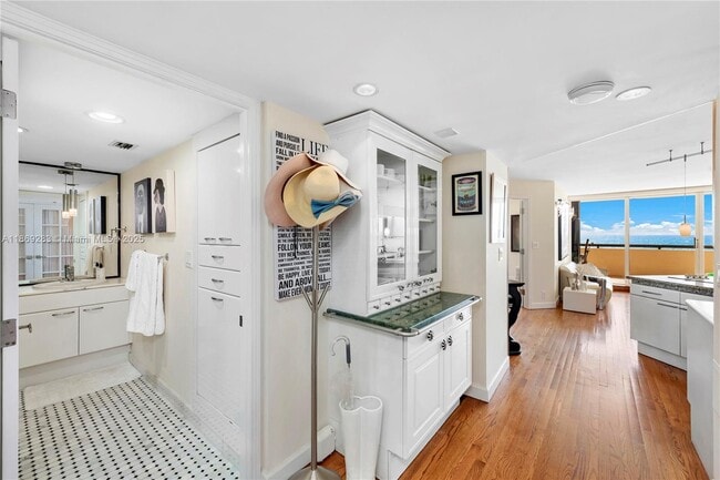 Building Photo - 2555 Collins Ave