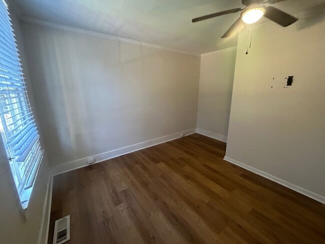 Building Photo - 827 Silver St