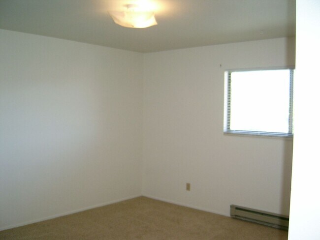 Building Photo - 2 Bedroom Condo near Oxbow Park