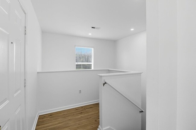Building Photo - NEW PRICE and Half Off First Month's Rent! Nicely Updated Condo in Old South!