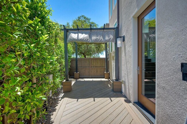 Building Photo - 16242 Camden Cir