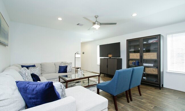 Building Photo - 9905 Gln Brk Ln