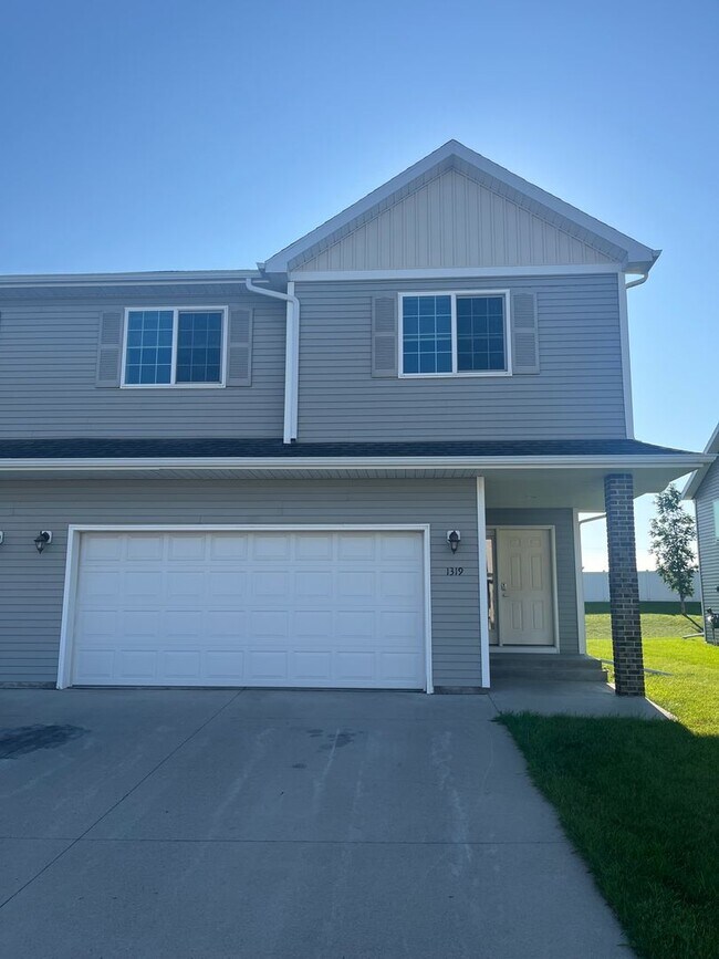 Building Photo - 3 Bed 3 Bath Twin Home
