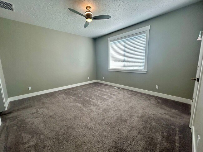 Building Photo - Luxury 3 Bedroom, 2 Bath Home with Granite Kitchen & Fenced Yard