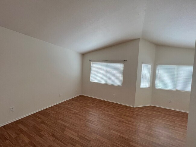 Building Photo - **Beautiful Lake Elsinore 3 Bdrm 2.5 Baths...