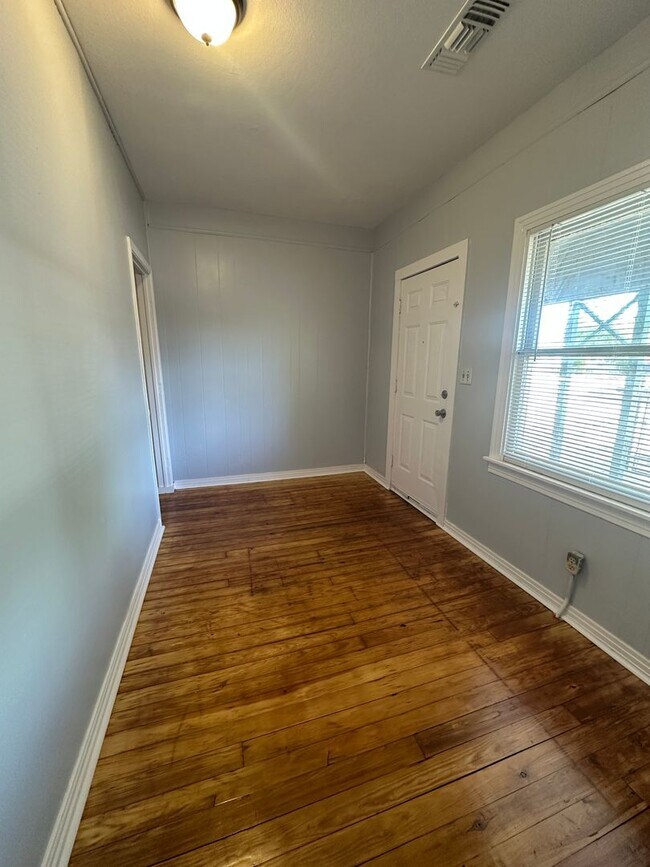 Building Photo - 1700 S Lincoln St