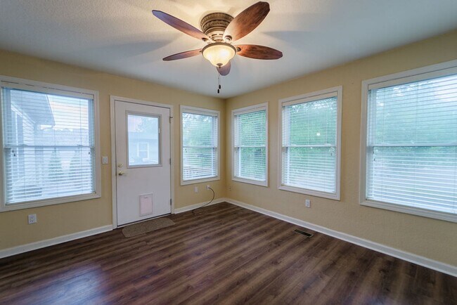 Building Photo - Charming 3 bedroom, 2 bathroom located in the picturesque Hot Springs Village