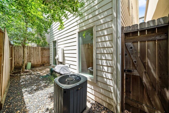 Building Photo - 2743 Sherwin St