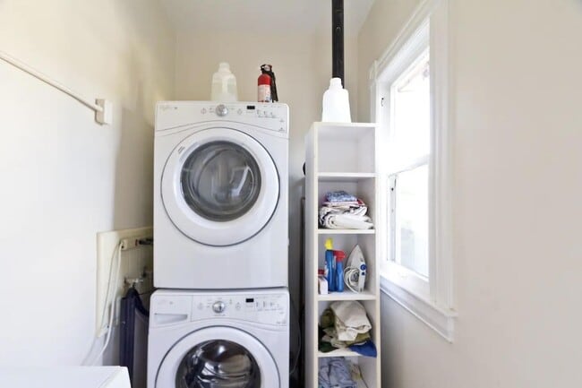 Building Photo - 1608 Bath St