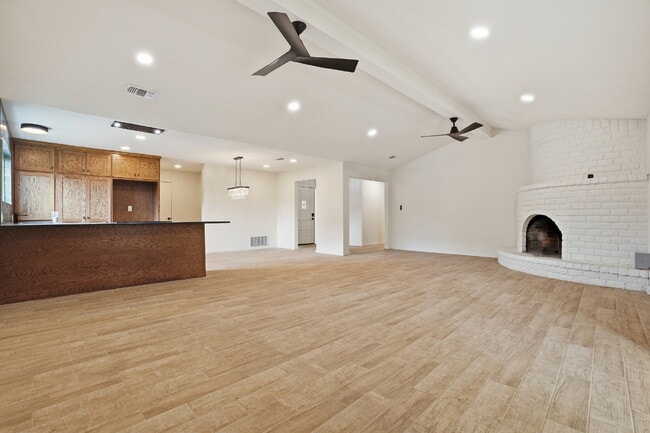 Building Photo - "Charming 4-Bed Oasis with Fireplace in Lubbock - 2 Full Baths & Spacious 2460 Sq Ft!"