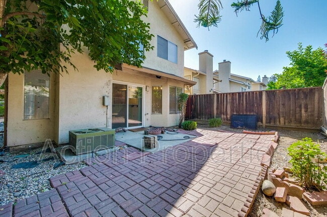 Building Photo - 1999 Garden Bing Cir