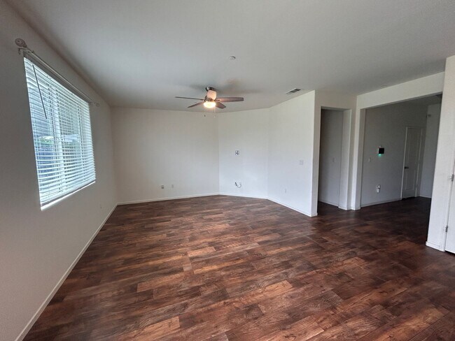 Building Photo - Don't miss this out 3 bedroom 2 bath with solar in Hanford!