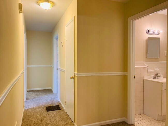 Building Photo - Wow, great location, newly renovated, 4 beds/2 bath, private fenced yard, sun room/office, must see!