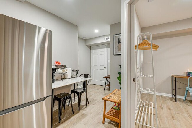 Building Photo - 6604 Oak St