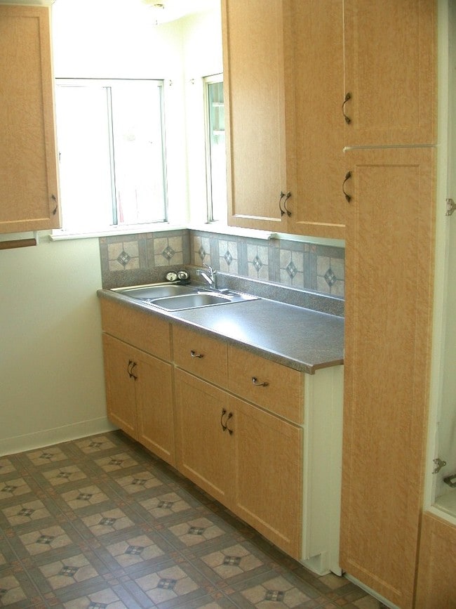 Kitchen 2 - 3351 Caroline Ave
