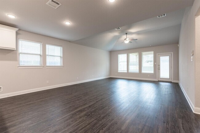 Building Photo - 16611 Highland Country Dr