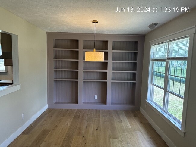 Building Photo - 146 Cavalier Dr