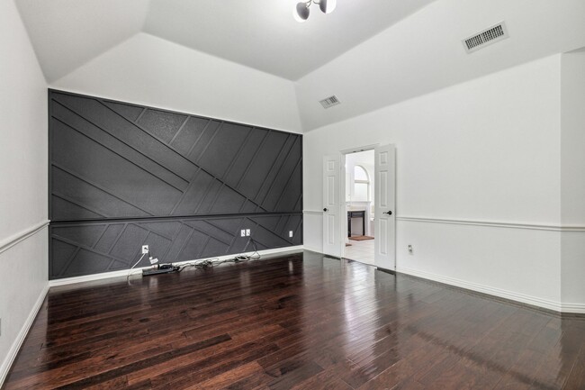 Building Photo - Luxurious in Little Elm