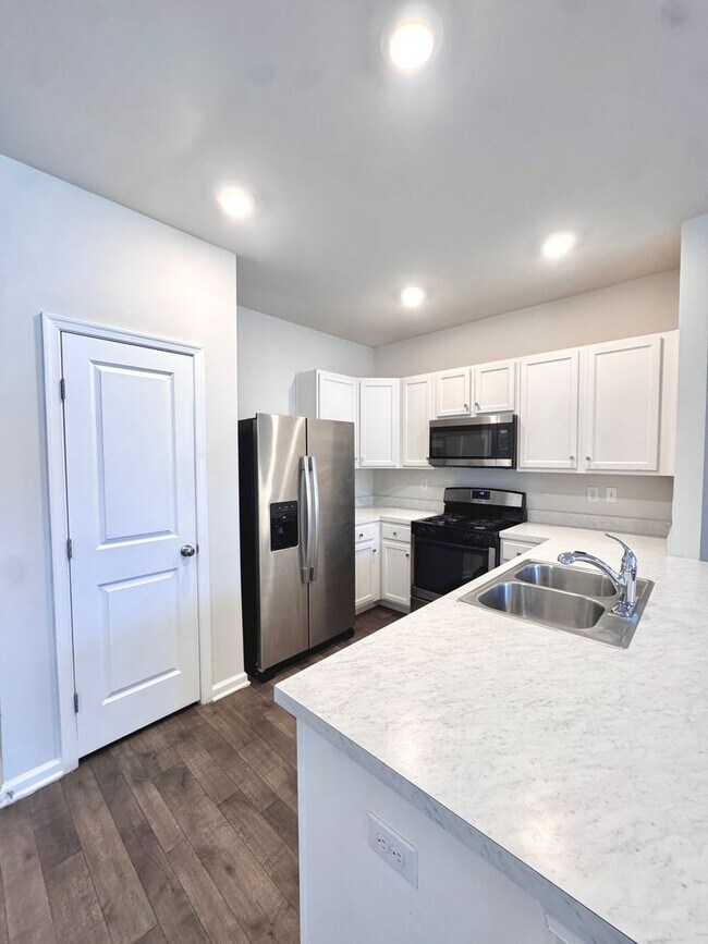 Building Photo - NEWER THREE BEDROOM TOWNHOME