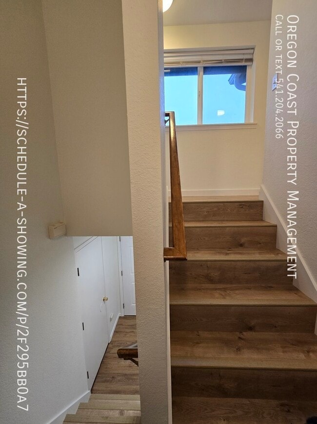 Building Photo - 1135 SE Oar Ave