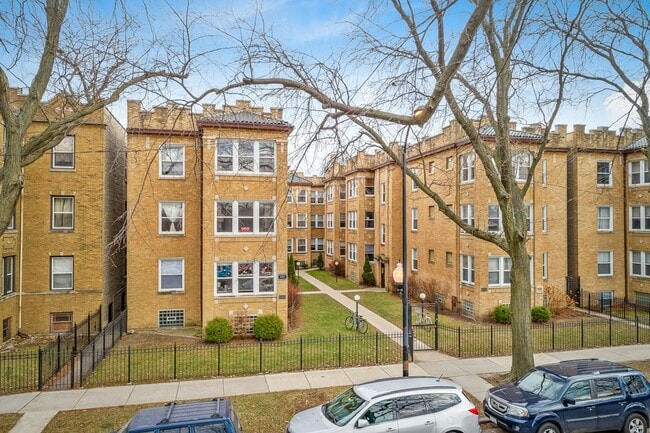 Building Photo - 5059 N Damen Ave
