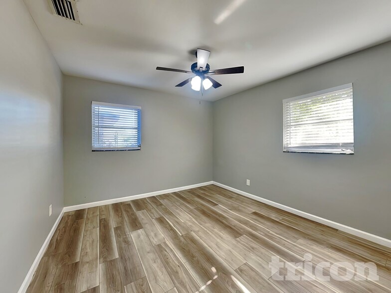 Building Photo - 10916 N 14th St