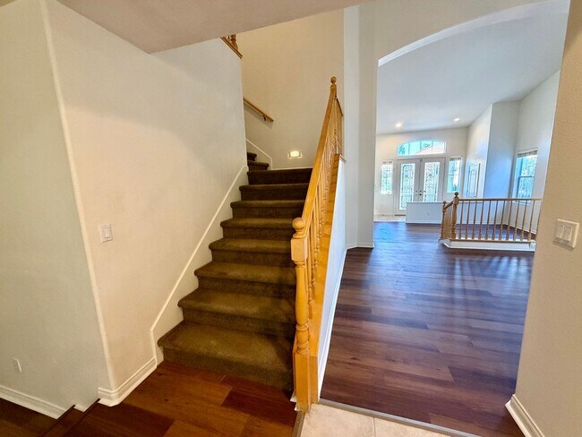 Building Photo - Lovely, large 4 bedroom
