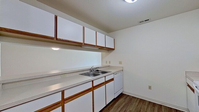 Building Photo - Condo Style Lower 1 Bedroom 1 Bathroom Apartment