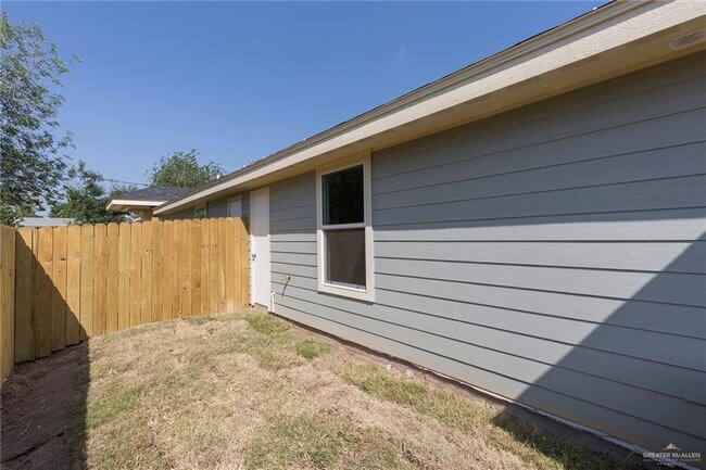 Building Photo - 624 N Texas Ave