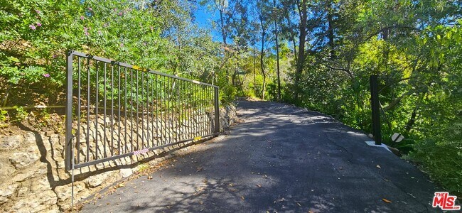 Building Photo - 7503 Willow Glen Rd