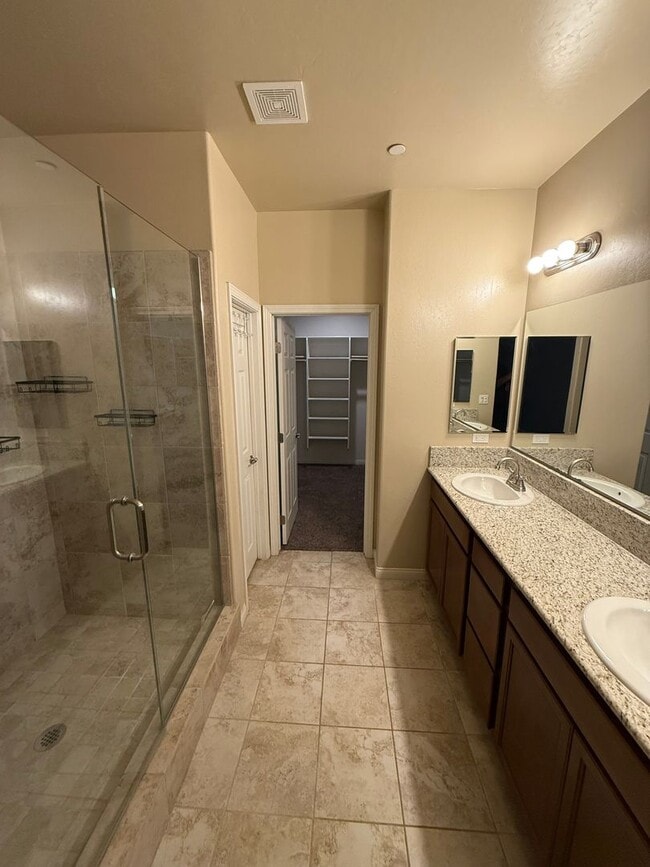 Building Photo - Modern 3-Bedroom Home in Southwest Bakersf...