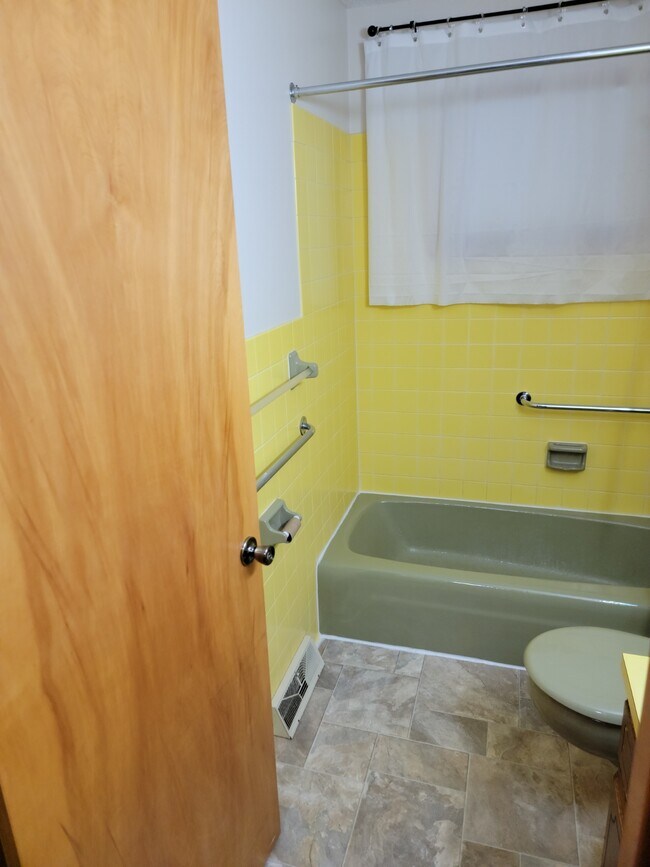 Bathroom 3 - 1479 Redfield St