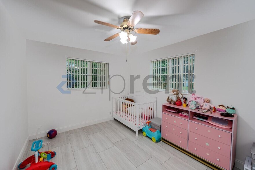 Building Photo - Unit