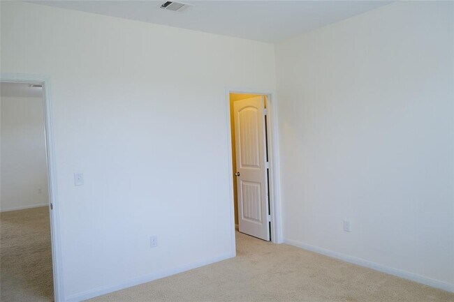 Building Photo - 2880 Donnell Dr