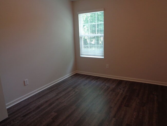 Building Photo - 3 Bedroom Townhouse with 1-Car Garage
