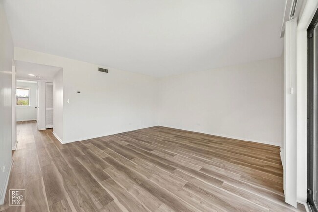 Building Photo - 210 Fountainview Ln