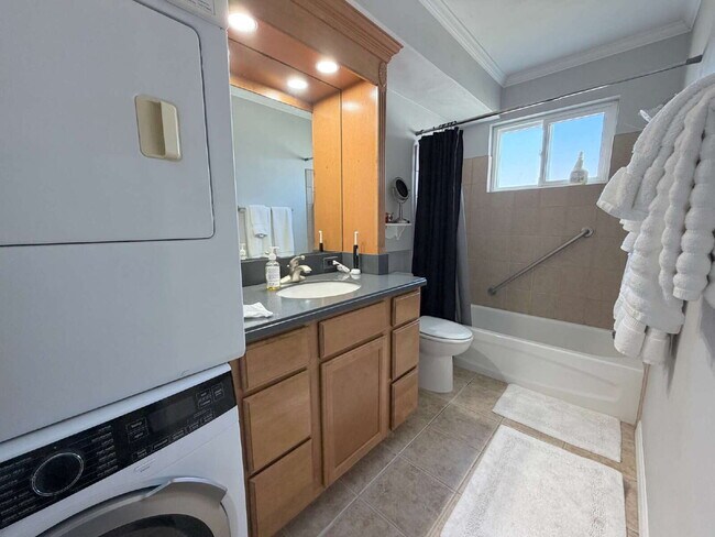 Building Photo - "Charming 1-Bedroom Condo Retreat in Dunedin's Heart - Cozy, Convenient & Inviting!"