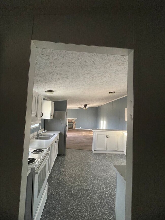 Building Photo - 4 bedroom, 2 bath doublewide trailer