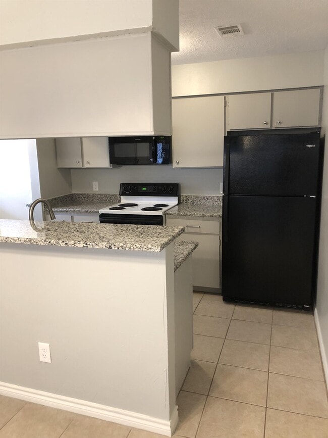 Building Photo - 2401 Sycamore Ave